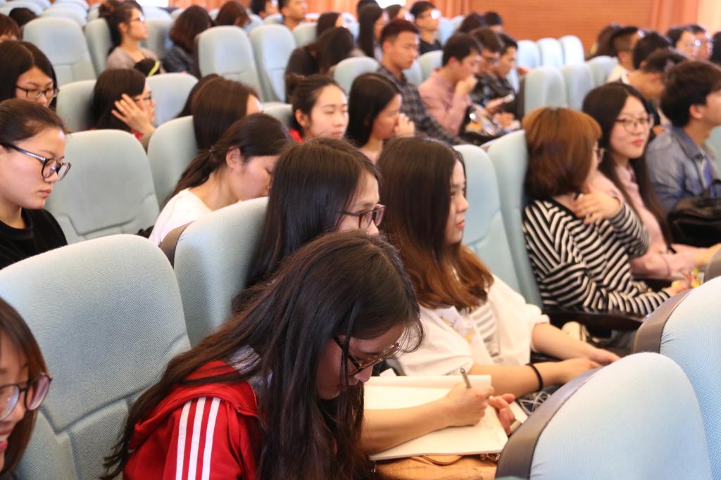同学们认真聆听